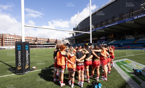 180426 - Wales v France, Guinness Women’s 6 Nations - The Wales team huddle up during warm up ahead of the match