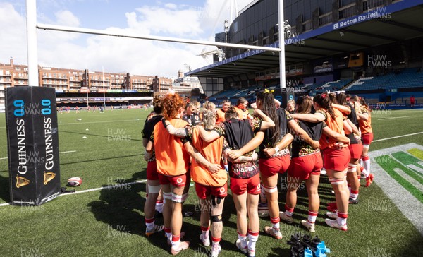 180426 - Wales v France, Guinness Women’s 6 Nations - The Wales team huddle up during warm up ahead of the match