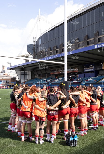 180426 - Wales v France, Guinness Women’s 6 Nations - The Wales team huddle up during warm up ahead of the match