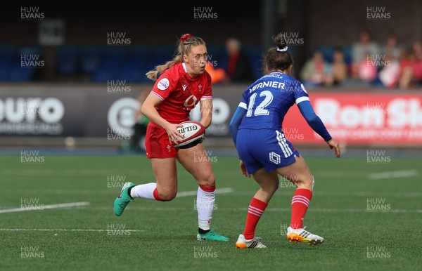 180426 - Wales v France, Guinness Women’s 6 Nations - Hannah Dallavalle of Wales takes on Gabrielle Vernier of France