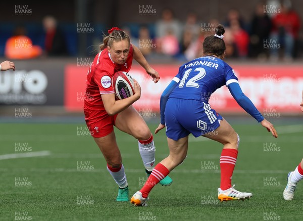 180426 - Wales v France, Guinness Women’s 6 Nations - Hannah Dallavalle of Wales takes on Gabrielle Vernier of France