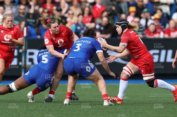 180426 - Wales v France, Guinness Women’s 6 Nations - Gwenllian Pyrs of Wales passes to Bethan Lewis of Wales