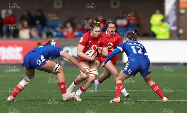 180426 - Wales v France, Guinness Women’s 6 Nations - Gwen Crabb of Wales takes on Gabrielle Vernier of France