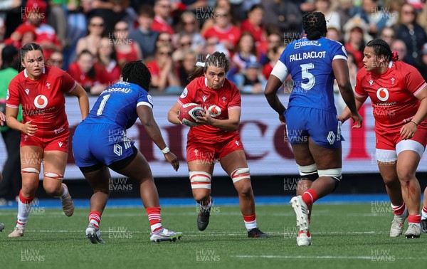 180426 - Wales v France, Guinness Women’s 6 Nations - Bryonie King of Wales looks to break away