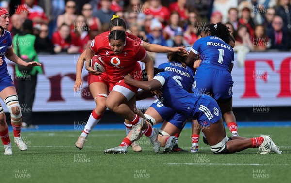 180426 - Wales v France, Guinness Women’s 6 Nations - Sisilia Tuipulotu of Wales looks to break away
