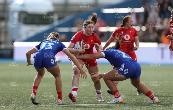 180426 - Wales v France, Guinness Women’s 6 Nations - Gwen Crabb of Wales charges forward