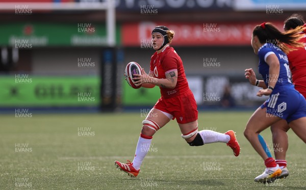 180426 - Wales v France, Guinness Women’s 6 Nations - Bethan Lewis of Wales breaks away