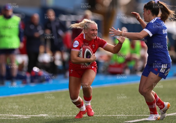 180426 - Wales v France, Guinness Women’s 6 Nations - Seren Singleton of Wales attacks