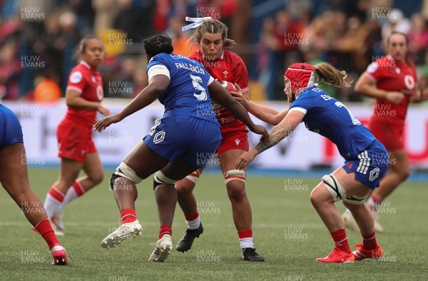 180426 - Wales v France, Guinness Women’s 6 Nations -Bryonie King of Wales looks to attack