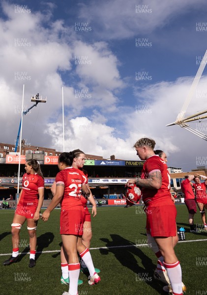 180426 - Wales v France, Guinness Women’s 6 Nations - Wales players at the end of the match