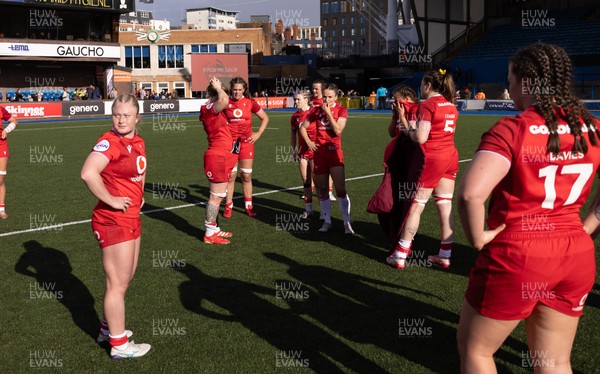 180426 - Wales v France, Guinness Women’s 6 Nations - Wales players at the end of the match