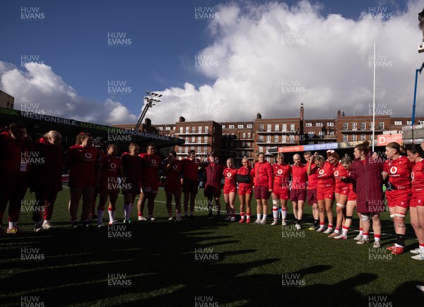 180426 - Wales v France, Guinness Women’s 6 Nations - Captain Kate Williams of Wales speaks to the  players at the end of the match