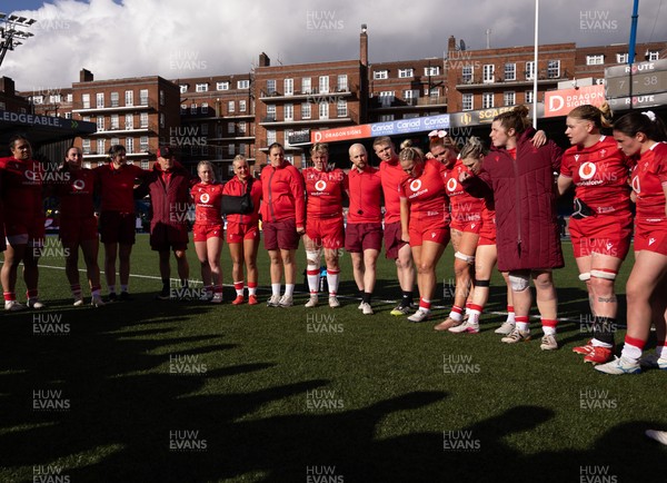 180426 - Wales v France, Guinness Women’s 6 Nations - Captain Kate Williams of Wales speaks to the  players at the end of the match
