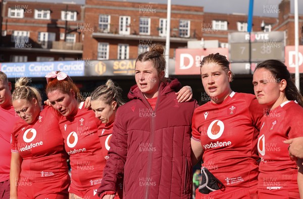 180426 - Wales v France, Guinness Women’s 6 Nations - Kate Williams of Wales speaks to the players at the end of the match