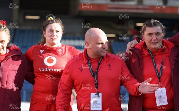 180426 - Wales v France, Guinness Women’s 6 Nations - Sean Lynn, Wales Women head coach speaks to the players at the end of the match