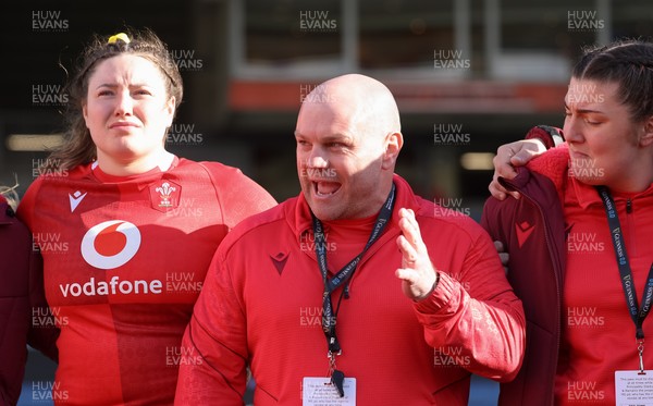 180426 - Wales v France, Guinness Women’s 6 Nations - Sean Lynn, Wales Women head coach speaks to the players at the end of the match