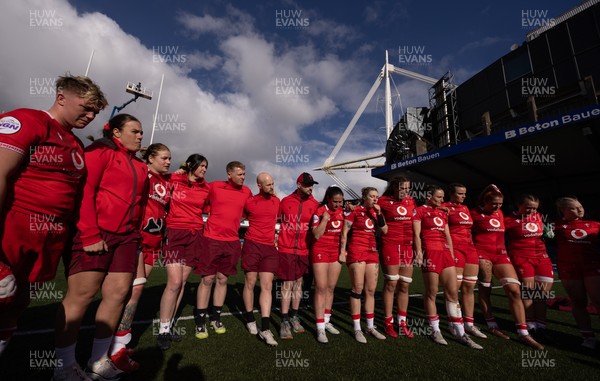 180426 - Wales v France, Guinness Women’s 6 Nations - Sean Lynn, Wales Women head coach speaks to the  players at the end of the match