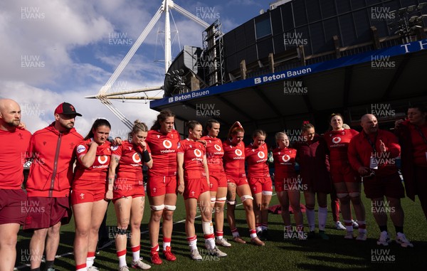 180426 - Wales v France, Guinness Women’s 6 Nations - Sean Lynn, Wales Women head coach speaks to the  players at the end of the match