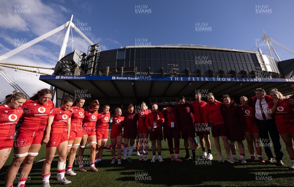180426 - Wales v France, Guinness Women’s 6 Nations - Sean Lynn, Wales Women head coach speaks to the  players at the end of the match