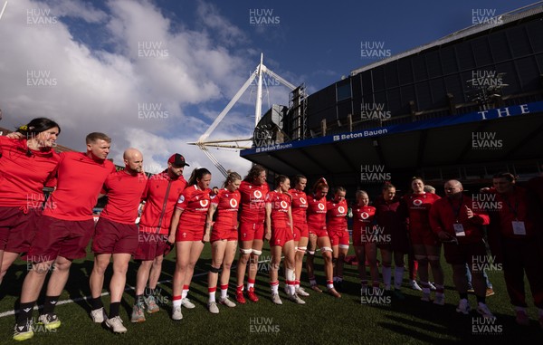 180426 - Wales v France, Guinness Women’s 6 Nations - Sean Lynn, Wales Women head coach speaks to the  players at the end of the match