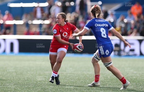 180426 - Wales v France, Guinness Women’s 6 Nations - Lleucu George of Wales takes on Lea Champon of France 