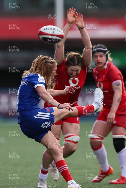 180426 - Wales v France, Guinness Women’s 6 Nations - Gwen Crabb of Wales looks to charge down Pauline Bourdon Sansus of France 
