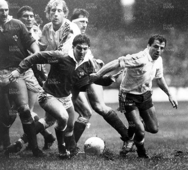 190388 - Wales 9 v 10 France - Five Nations - Robert Jones and Pierre Berbizier of France chase a loose ball