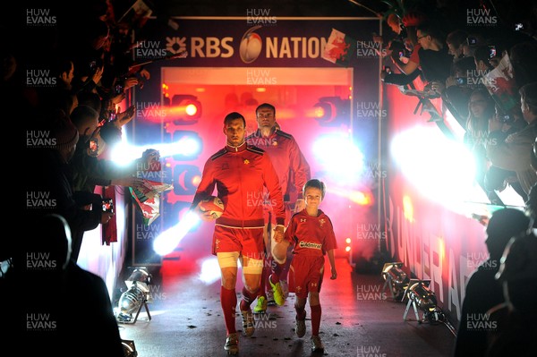 210214 - Wales v France - RBS 6 Nations Sam Warburton of Wales leads out his side