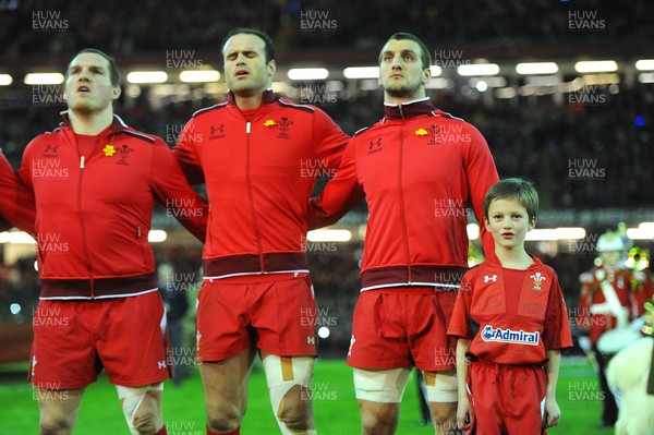 210214 - Wales v France - RBS 6 Nations -Players with mascot during the national anthems