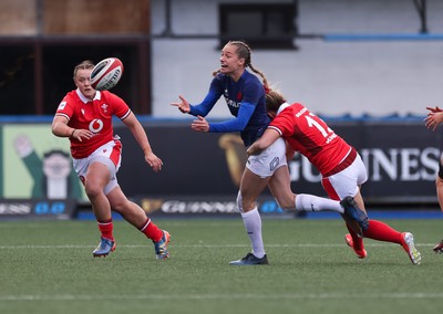 210424 - Wales v France, Guinness Women’s 6 Nations - Emilie Boulard of France feeds the ball out