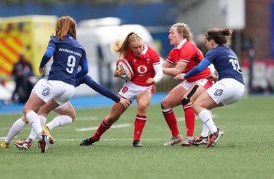 210424 - Wales v France, Guinness Women’s 6 Nations - Catherine Richards of Wales looks to set up an attack