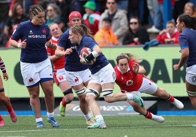 210424 - Wales v France, Guinness Women’s 6 Nations -Emeline Gros of France gets away from Courtney Keight of Wales