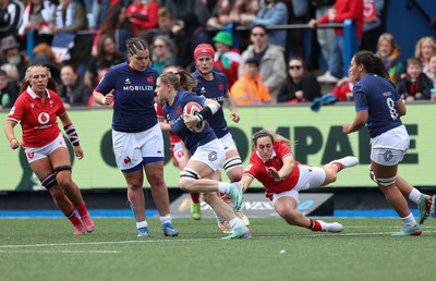 210424 - Wales v France, Guinness Women’s 6 Nations -Emeline Gros of France gets away from Courtney Keight of Wales