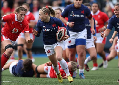 210424 - Wales v France, Guinness Women’s 6 Nations -Chloe Jacquet of France looks to break