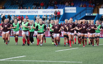 210424 - Wales v France, Guinness Women’s 6 Nations - The Wales team head back to the changing room after warm up