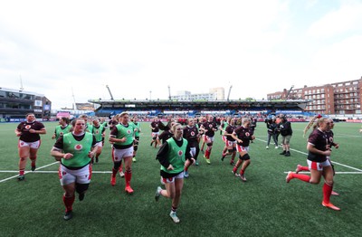 210424 - Wales v France, Guinness Women’s 6 Nations - The Wales team head back to the changing room after warm up