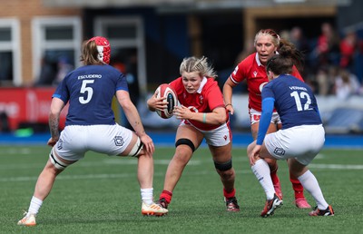 210424 - Wales v France, Guinness Women’s 6 Nations - Alex Callender of Wales takes on Charlotte Escudero of France and Gabrielle Vernier of France