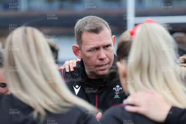 210424 - Wales v France, Guinness Women’s 6 Nations - Ioan Cunningham, Wales Women head coach, talks to the team ahead of the match