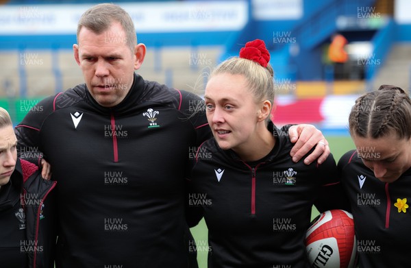 210424 - Wales v France, Guinness Women’s 6 Nations - Wales Captain Hannah Jones and Ioan Cunningham, Wales Women head coach, talk to the team ahead of the match
