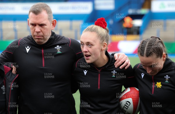 210424 - Wales v France, Guinness Women’s 6 Nations - Wales Captain Hannah Jones and Ioan Cunningham, Wales Women head coach, talk to the team ahead of the match
