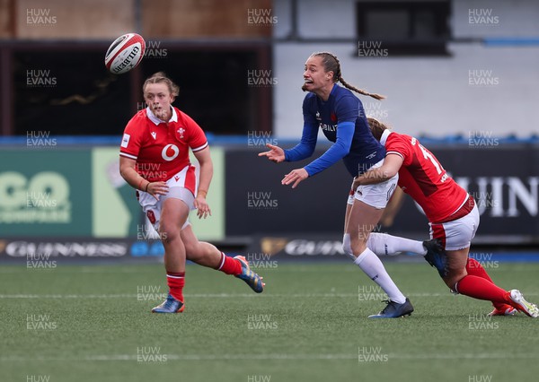 210424 - Wales v France, Guinness Women’s 6 Nations - Emilie Boulard of France feeds the ball out