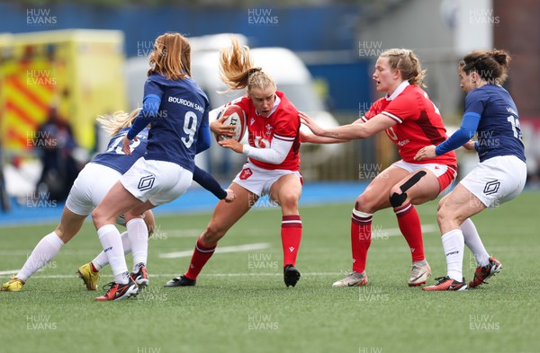 210424 - Wales v France, Guinness Women’s 6 Nations - Catherine Richards of Wales looks to set up an attack