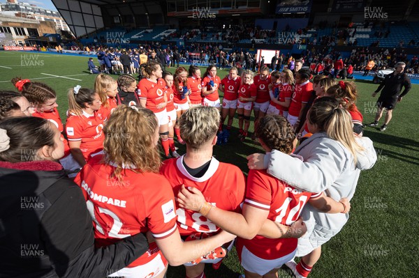 210424 - Wales v France, Guinness Women’s 6 Nations - The Wales team huddle up at the end of the match