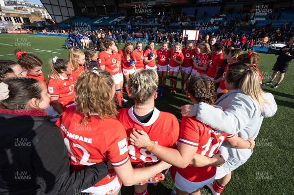 210424 - Wales v France, Guinness Women’s 6 Nations - The Wales team huddle up at the end of the match