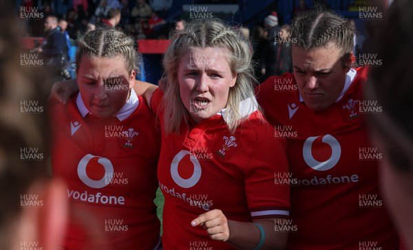 210424 - Wales v France, Guinness Women’s 6 Nations - Alex Callender of Wales speaks to the players at end of the match