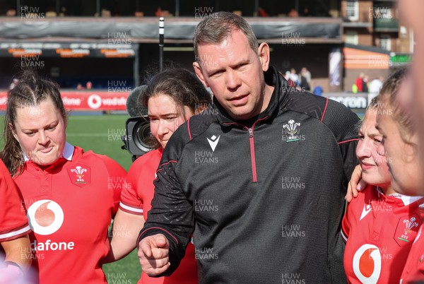 210424 - Wales v France, Guinness Women’s 6 Nations - Ioan Cunningham, Wales Women head coach, speaks to the players at end of the match