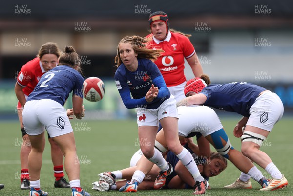 210424 - Wales v France, Guinness Women’s 6 Nations - Pauline Bourdon Sansus of France feeds the ball out
