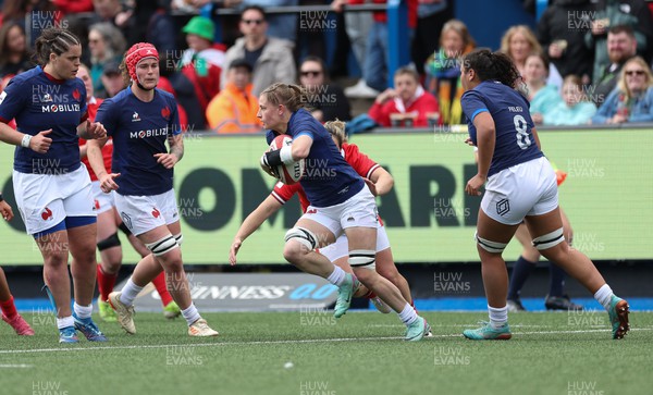 210424 - Wales v France, Guinness Women’s 6 Nations -Emeline Gros of France gets away from Courtney Keight of Wales