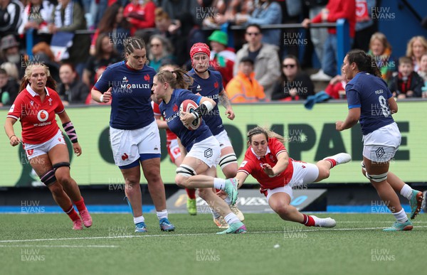 210424 - Wales v France, Guinness Women’s 6 Nations -Emeline Gros of France gets away from Courtney Keight of Wales