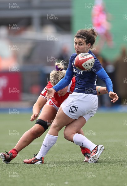 210424 - Wales v France, Guinness Women’s 6 Nations - Gabrielle Vernier of France offloads as she is tackled by Alex Callender of Wales